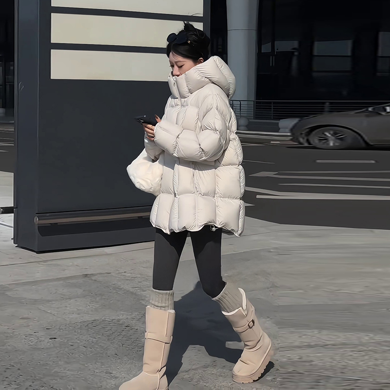 云朵泡芙白色短款羽绒服女冬季2025新款小个子90白鸭绒连帽面包服