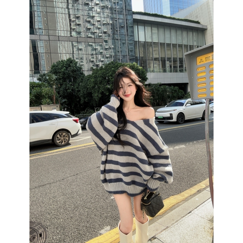 美式复古撞色条纹v领斜肩毛衣女秋冬季宽松慵懒风中长款露肩上衣