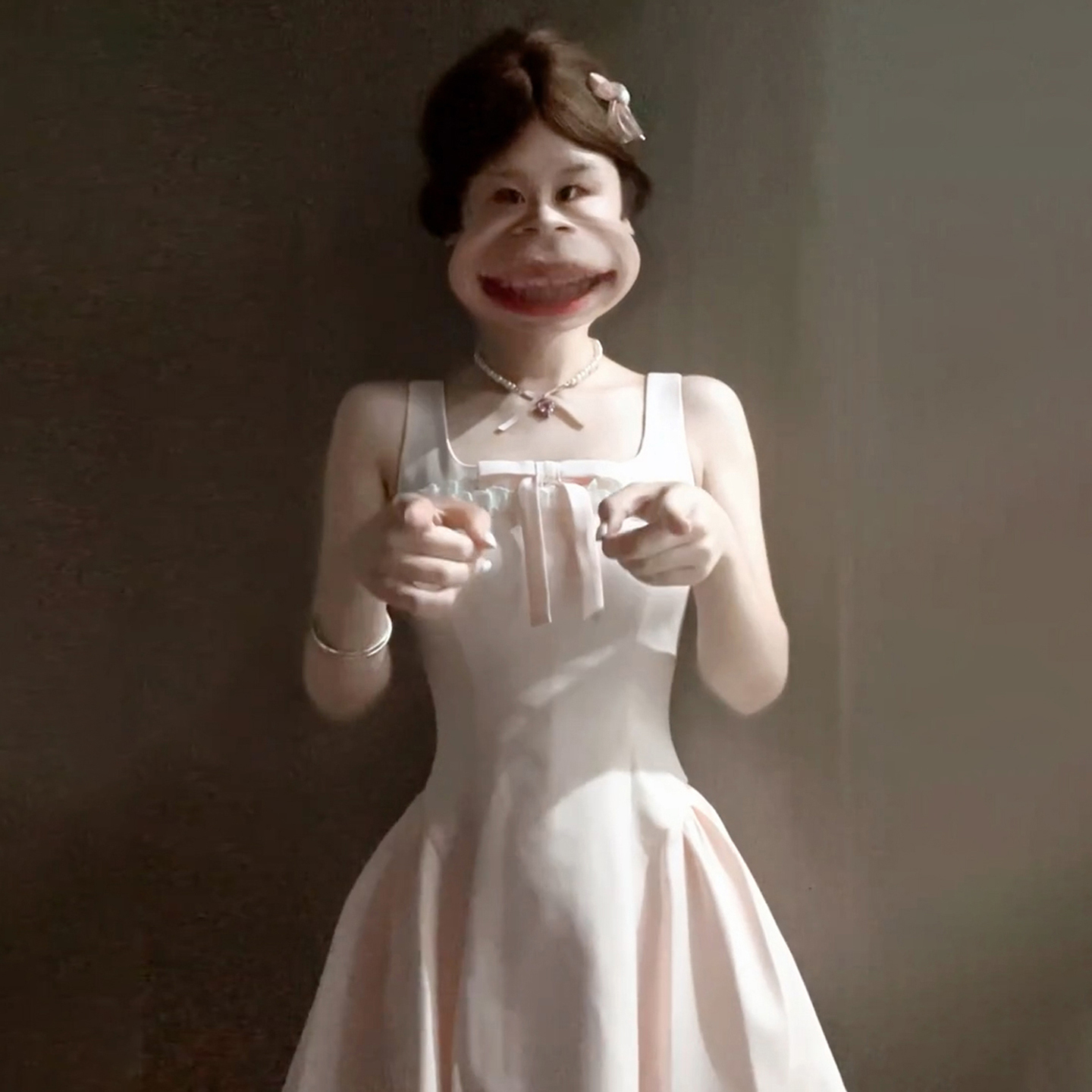 粉色吊带连衣裙子女夏季2025新爆款小个子掐腰公主裙a字蓬蓬短裙