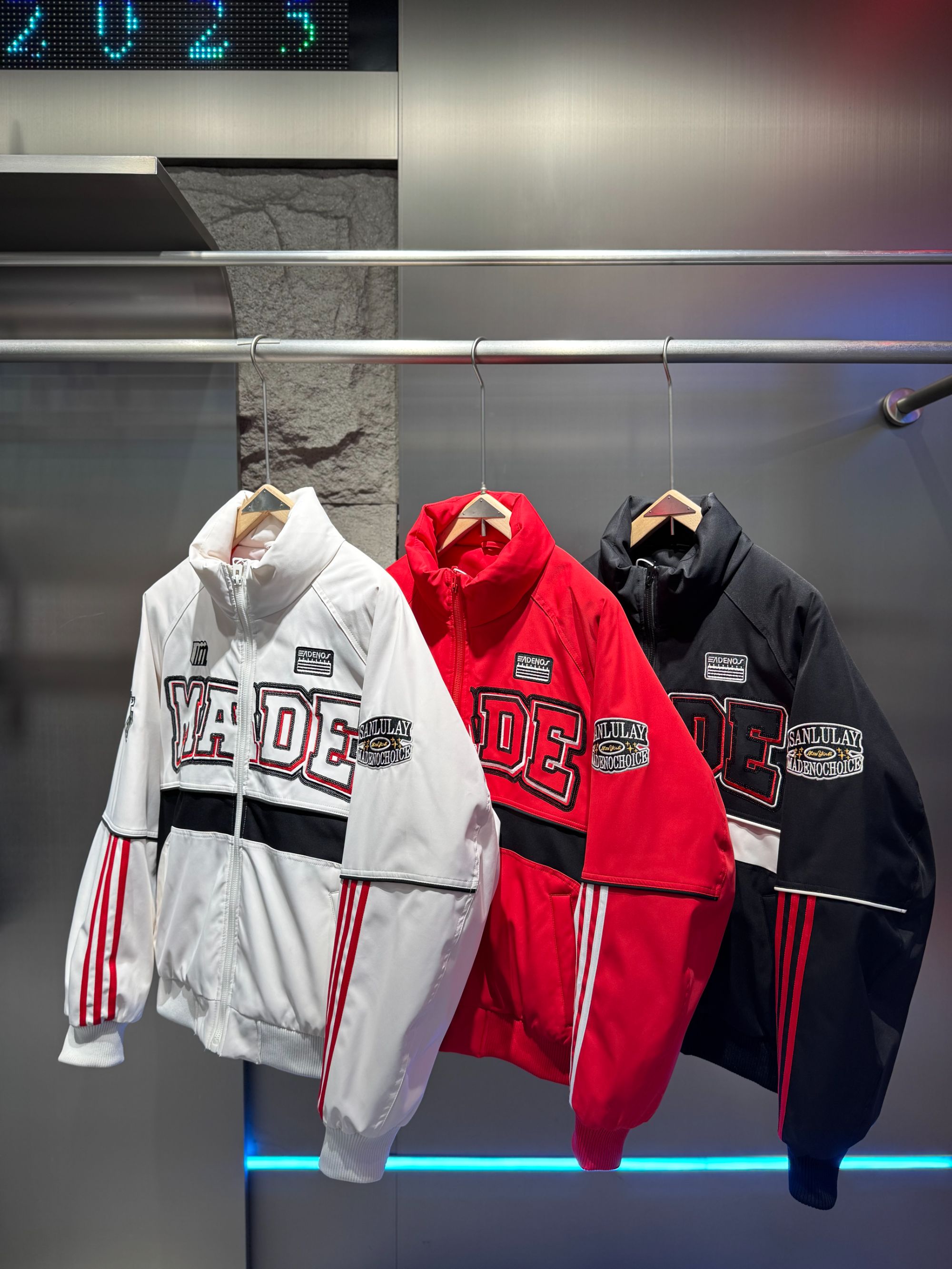 潮牌三条杠重工刺绣大字母前后拼布刺绣白鸭绒羽绒服