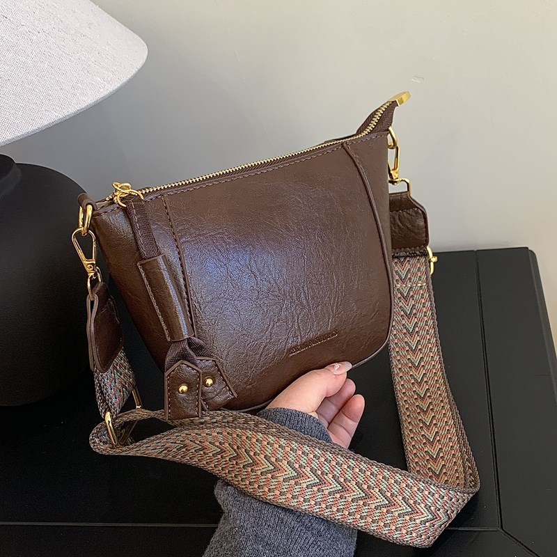 高级感简约时尚2025新款春夏小众贝壳包爆款复古宽肩带斜挎包包女