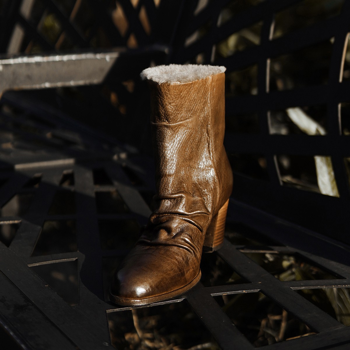 马皮复古冬季圆头褶皱短靴子粗跟显高真皮中筒靴女款秋冬加绒踝靴