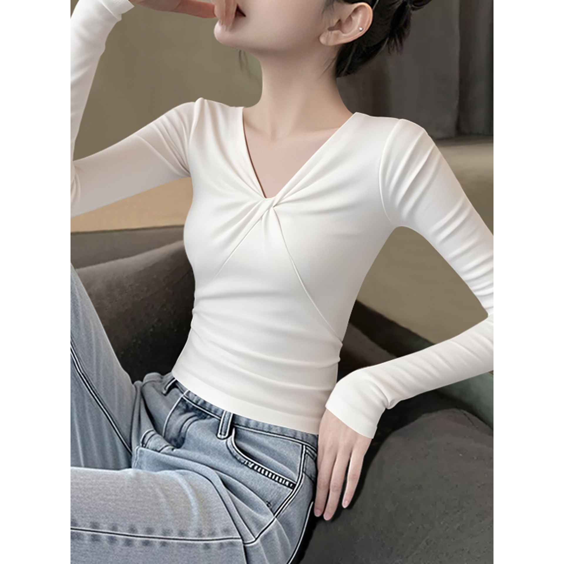 白色V领扭结长袖T恤女秋冬2025新款韩系气质内搭设计感打底衫上衣