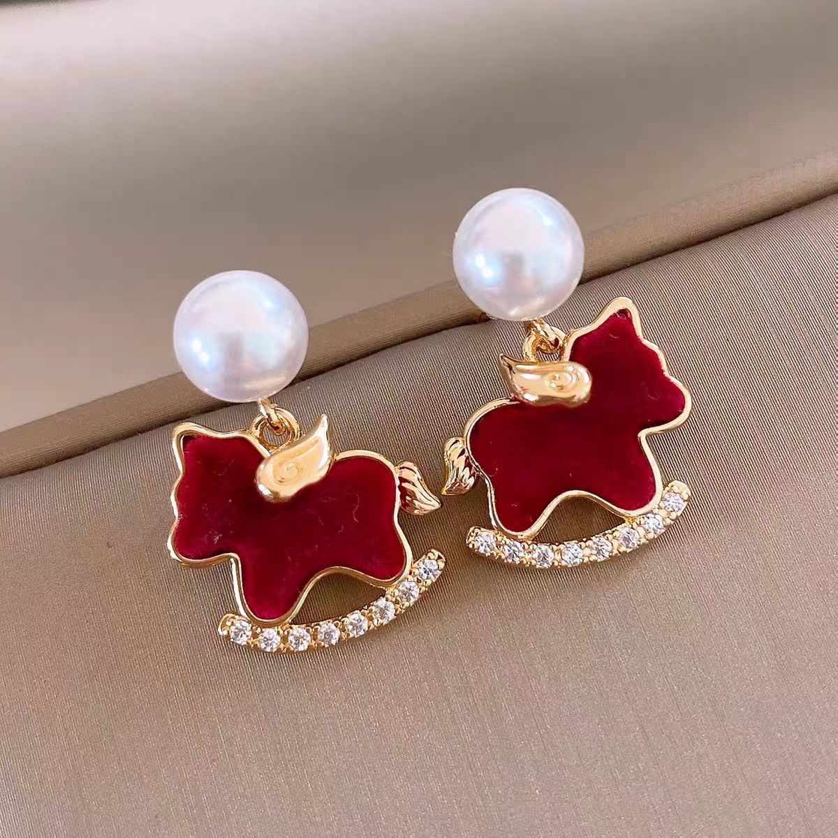 红色植绒珠珠小马耳环2026新款秋冬气质法式耳钉女高级感轻奢耳饰