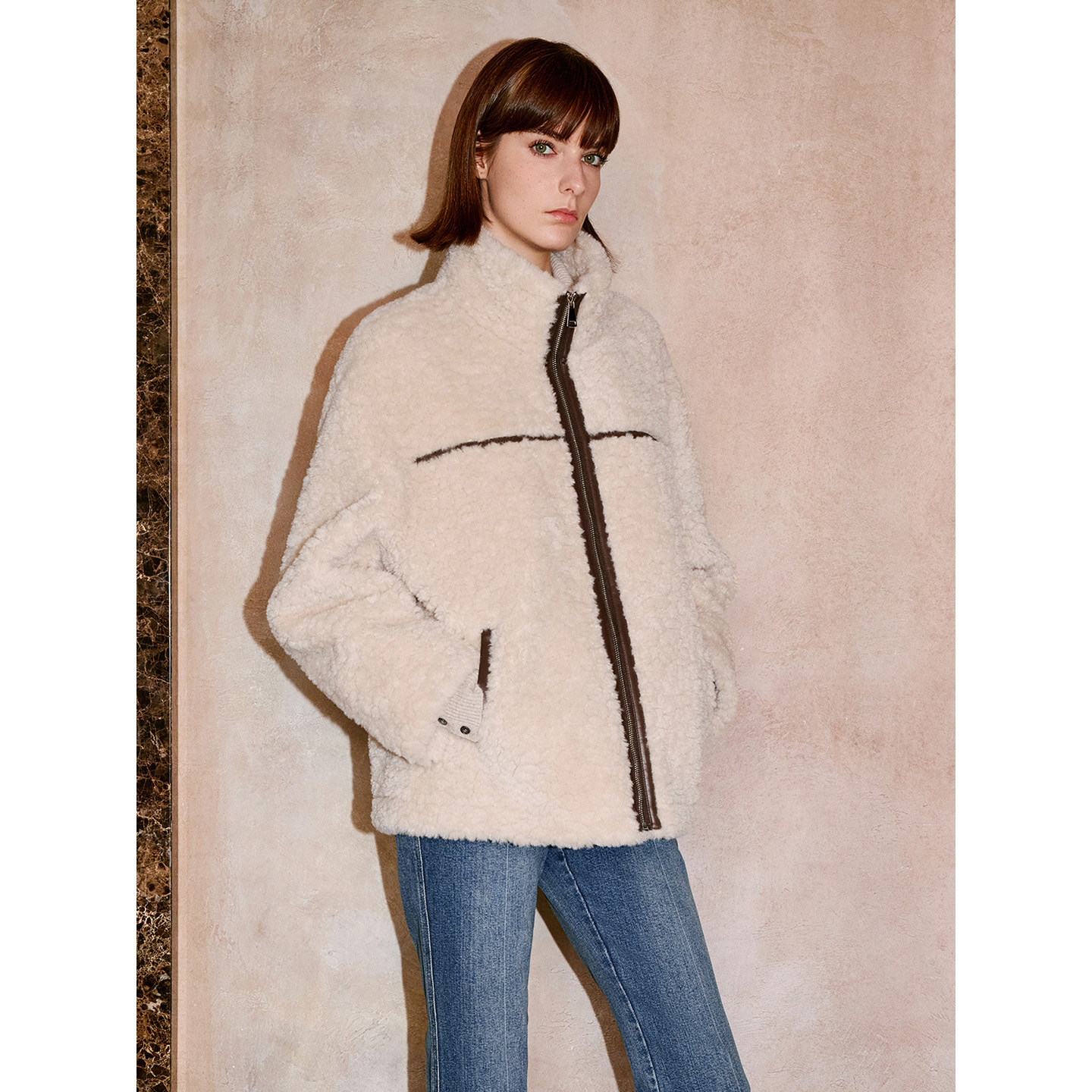 INSUN恩裳冬季时尚气质保暖毛感羊羔绒面拼接复古外套9C65510280