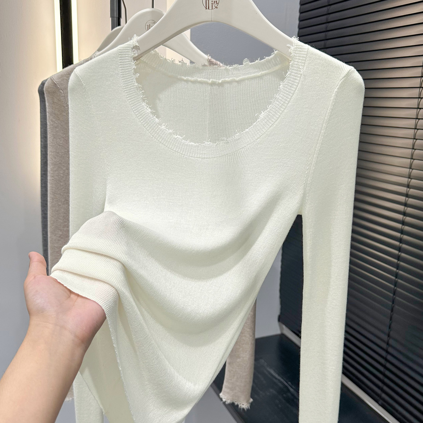 白色极简风套头长袖上衣女秋冬新款别致U领针织衫T恤软糯纯色内搭