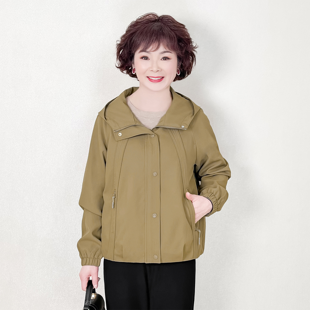 妈妈秋装2025新款外套洋气中老年女春秋休闲夹克连帽大码长袖上衣