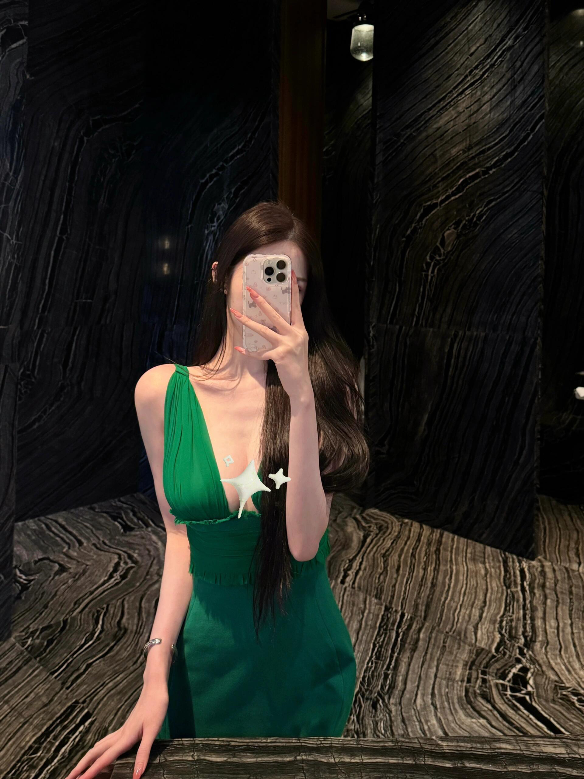 法式复古高级感绿色吊带连衣裙女设计感小众性感低胸掐腰一步裙子