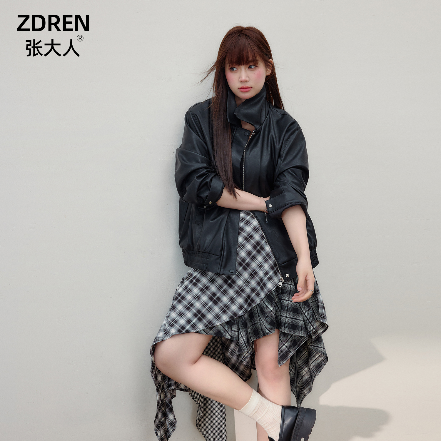 张大人【克里斯汀】大码女装微胖妹妹显瘦黑色皮衣不规则格纹半身裙