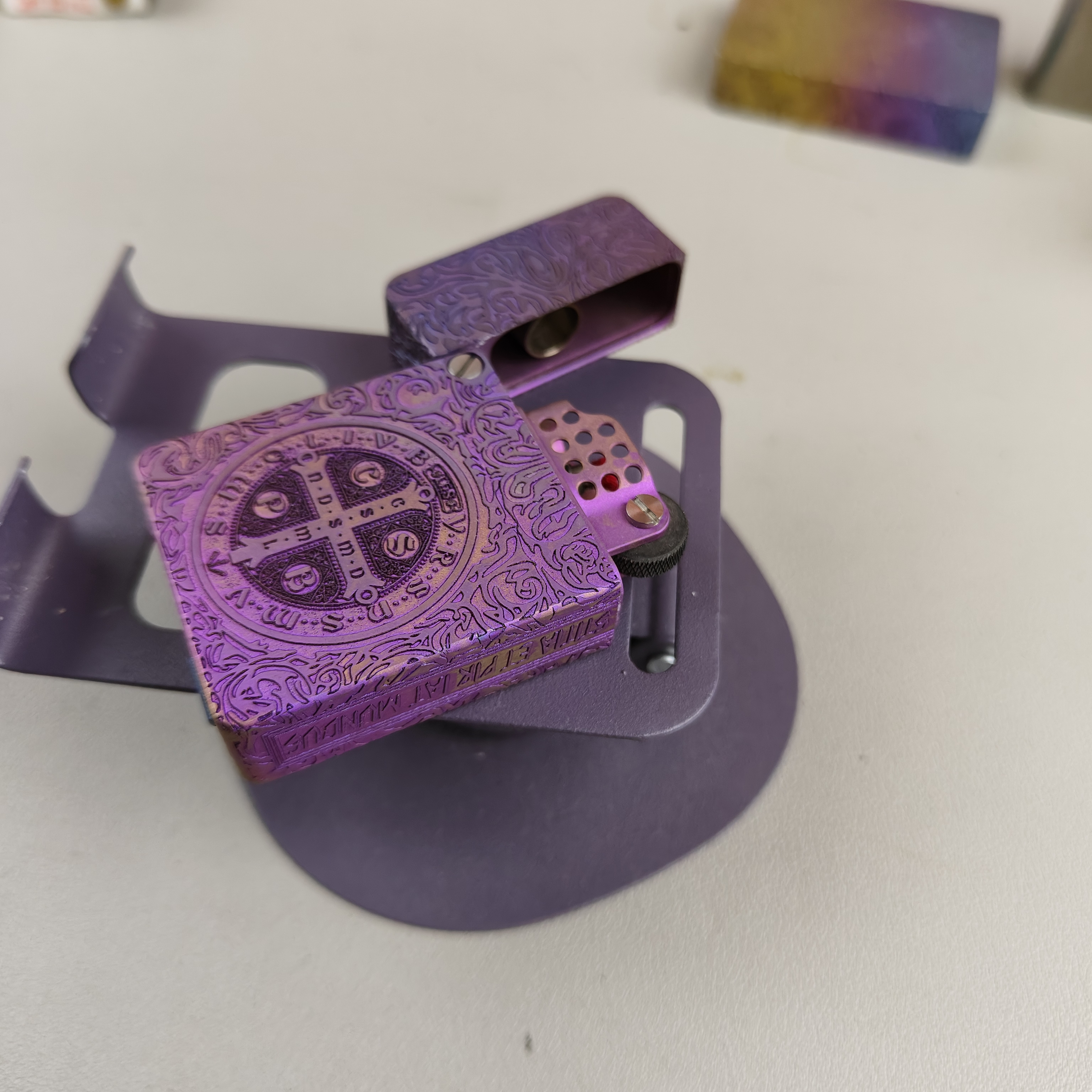 钛合金虎鲨深度雕刻阳极化定制防风密封煤油打火机紫色