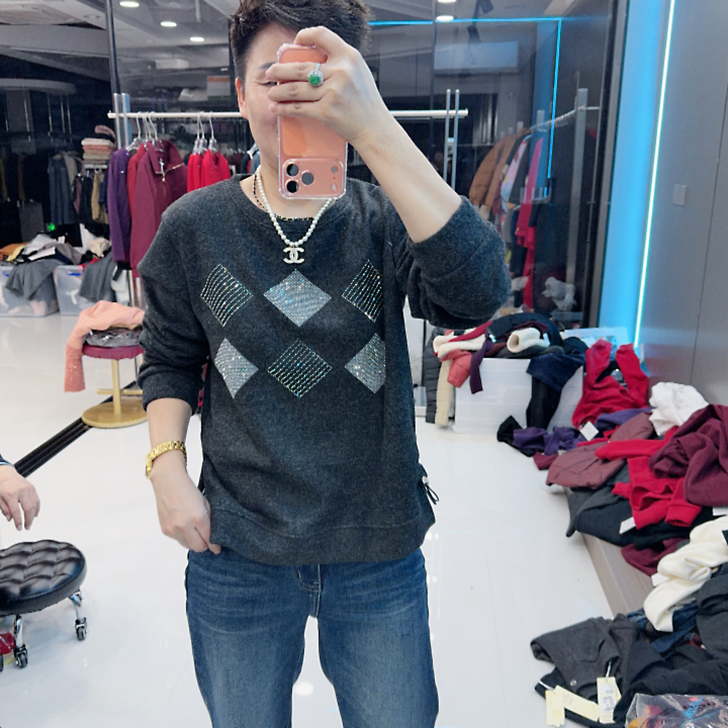 仿羊绒轻便加绒方钻图2色时尚大版上衣43品