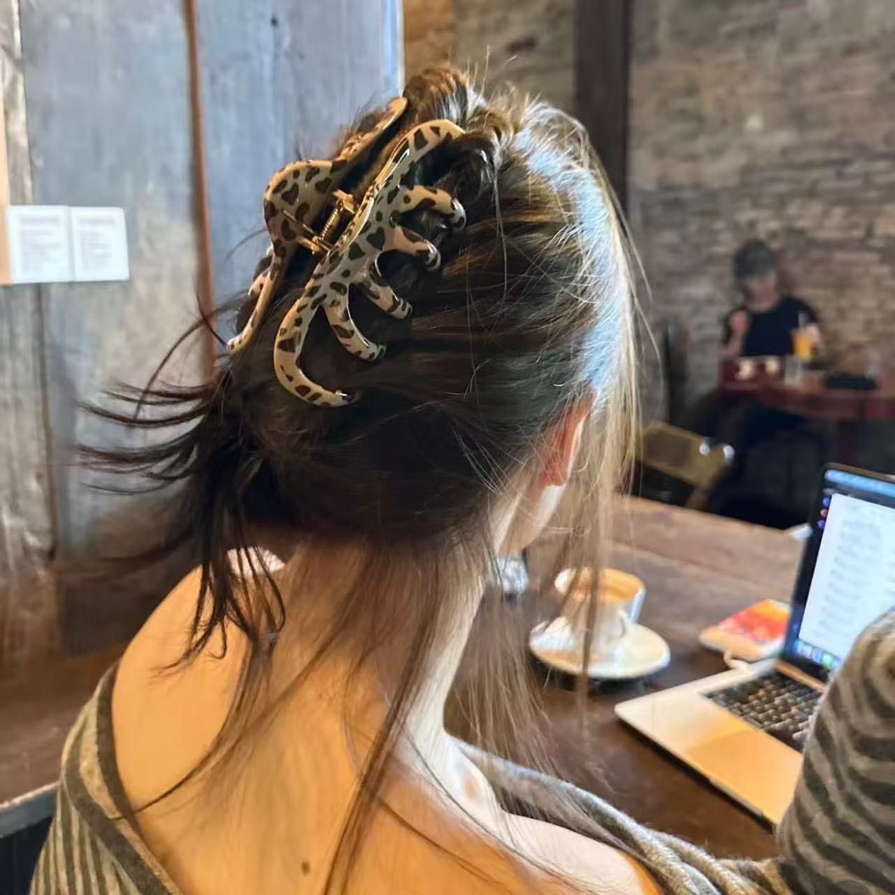 韩国同款秋冬新款豹纹抓夹高级感后脑勺大号盘发鲨鱼夹设计发饰