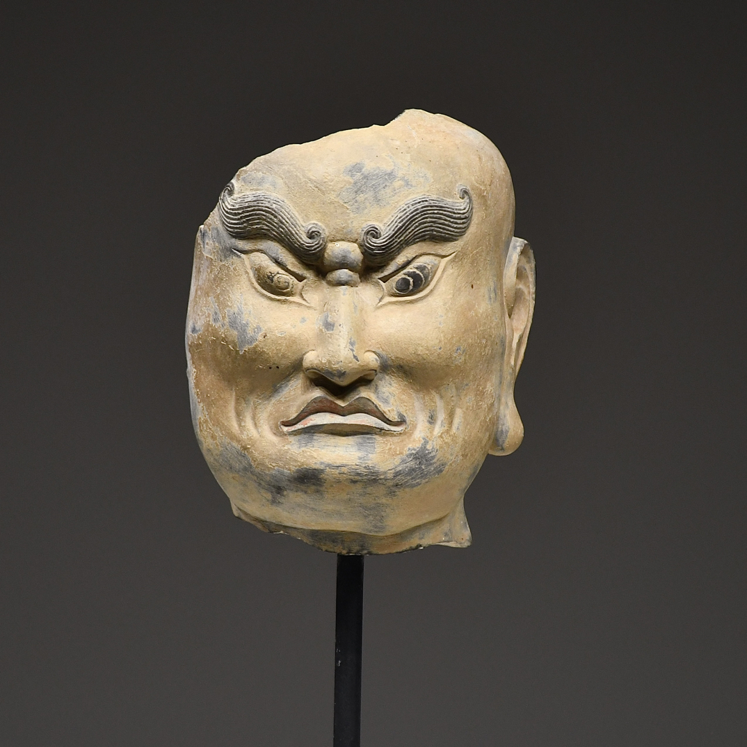 北齐青石力士头像，高16，总高28厘米。