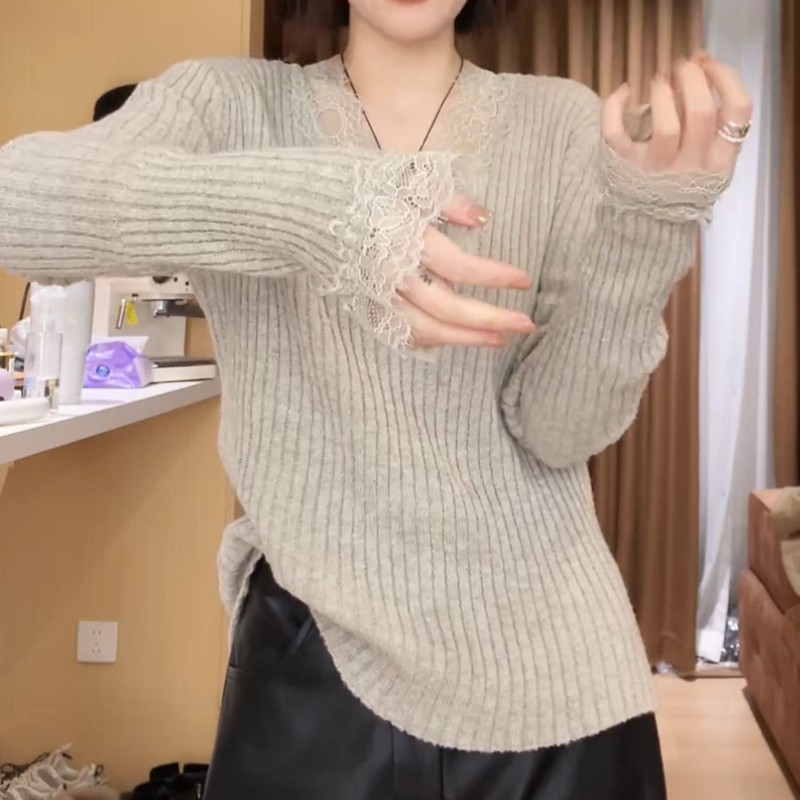 大码女装韩版蕾丝拼接v领内搭针织衫秋冬胖mm巨好看的打底衫上衣