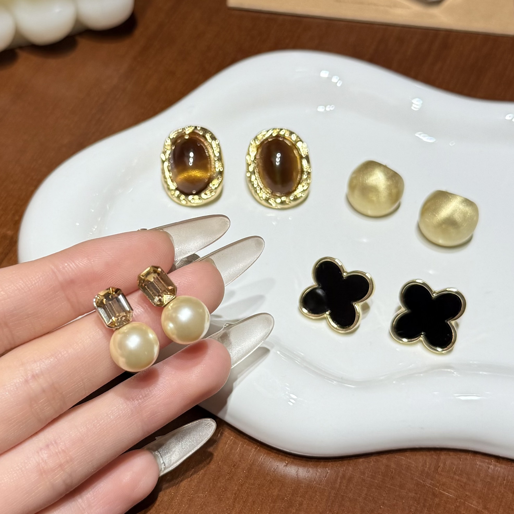 铜合金仿珍珠耳饰 美拉德色系珍珠耳钉女秋冬高级感轻奢通勤耳环