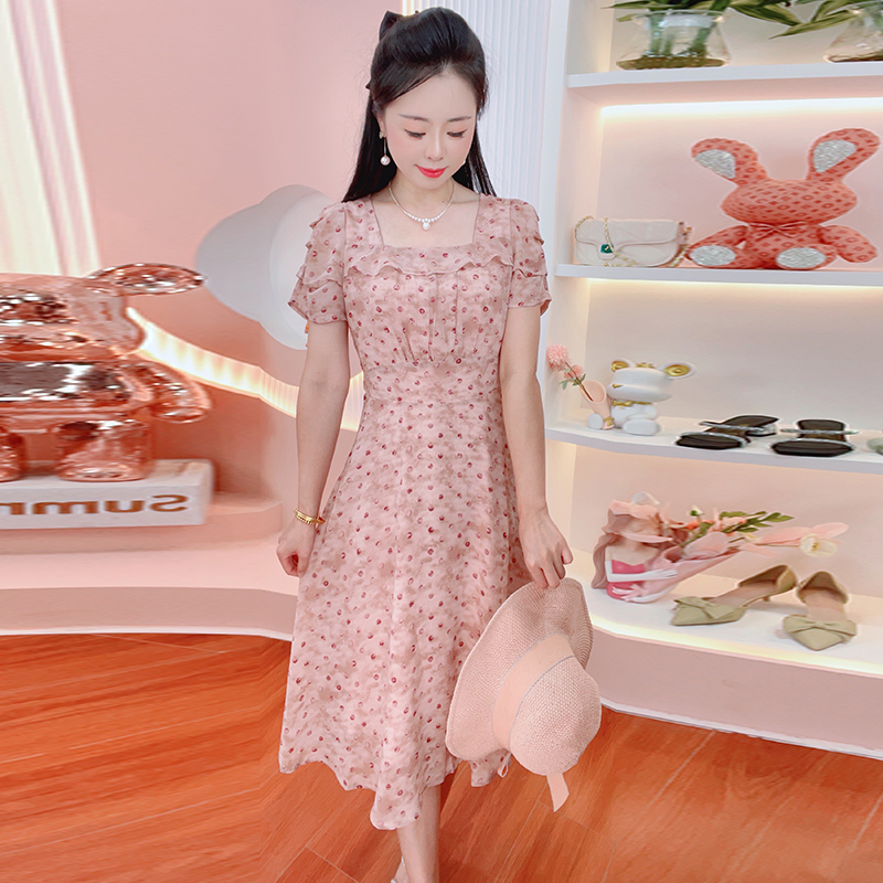 度假风气质方领短袖连衣裙女2026年夏季新款休闲减龄收腰显瘦裙子