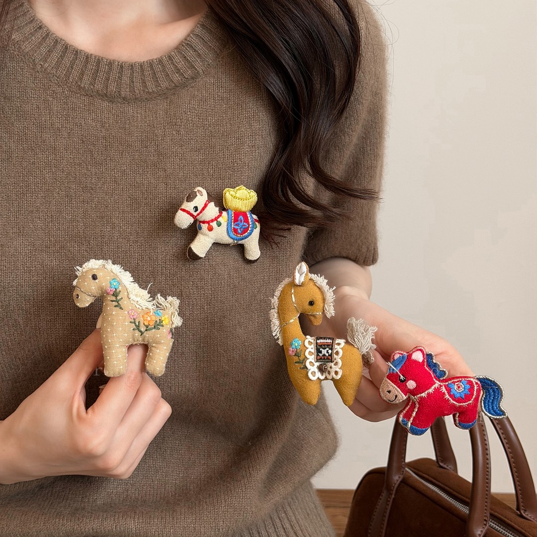 铜布艺胸针 马年本命年可爱小马胸针大衣配饰别针小众设计感胸花
