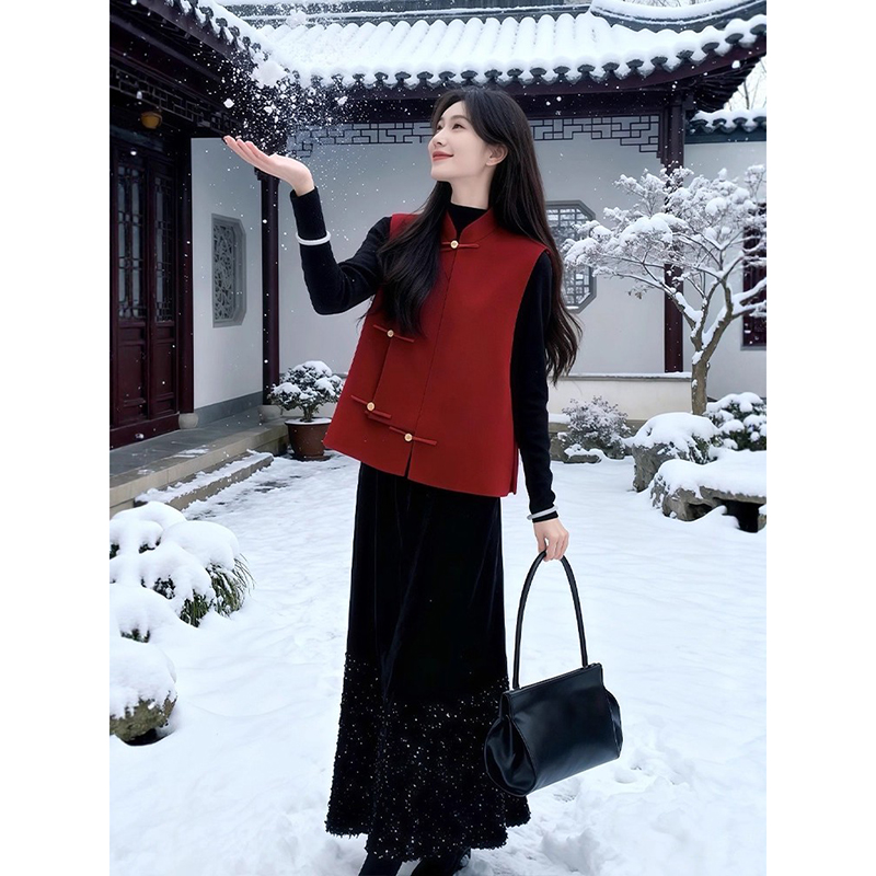 秋冬搭配一整套新中式国风红色盘扣马甲打底衫半身裙设计感三件套