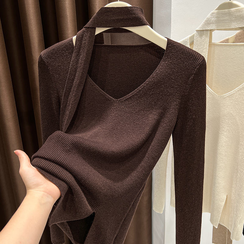 小众设计感咖色V领长袖下摆开叉内搭打底衫上衣女领巾装饰针织衫
