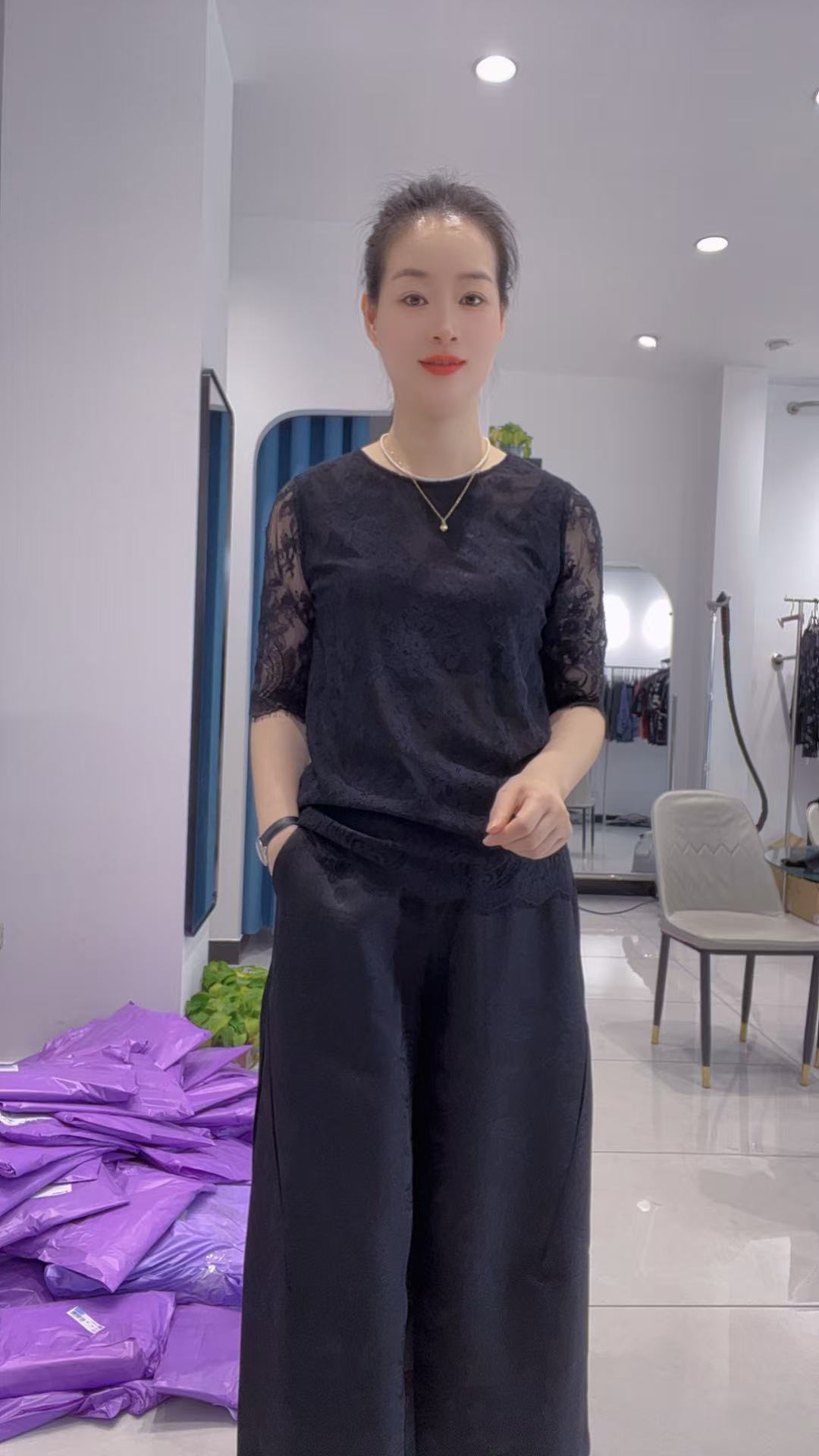 8822早秋蕾丝花朵打底中袖衫(衣长61）