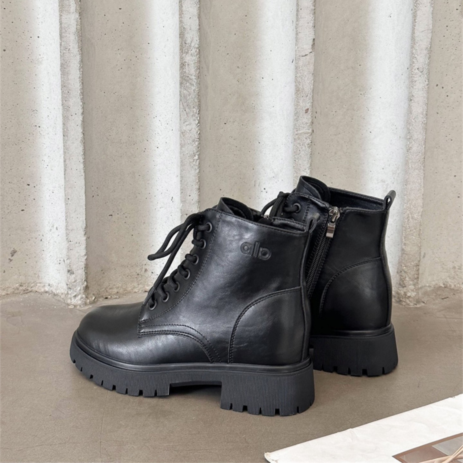 英伦风厚底粗跟增高侧拉链前系带简约马丁靴女2025年秋冬超火短靴