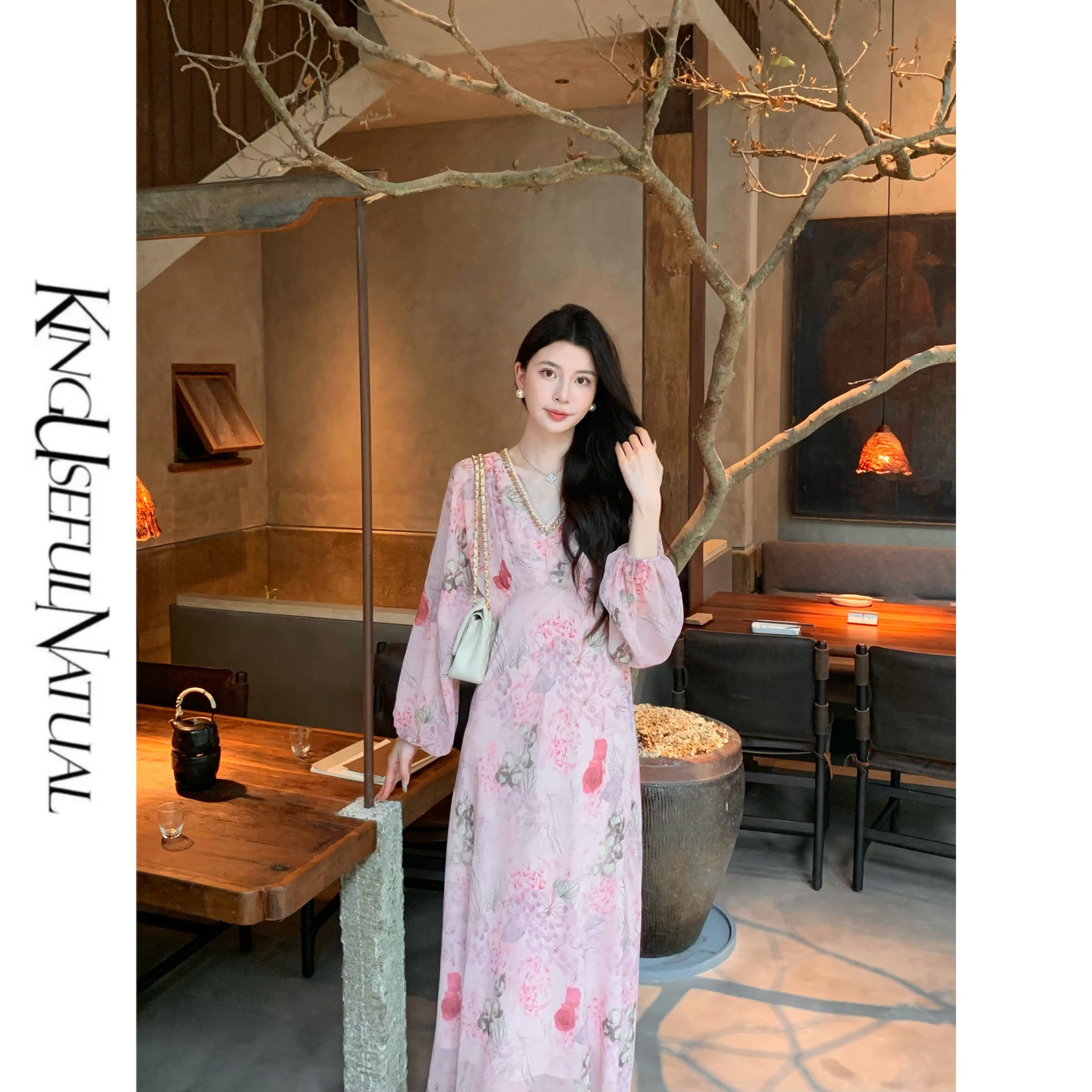 KUN【花间跃】贵气视觉 浪漫碎花氛围感印花v领金闪珠链长袖连衣裙