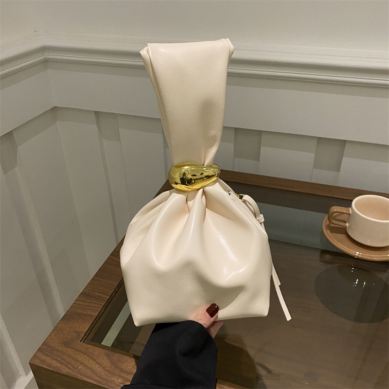 小众设计洋气个性小包包女秋冬季2025新款复古褶皱简约唯美水桶包