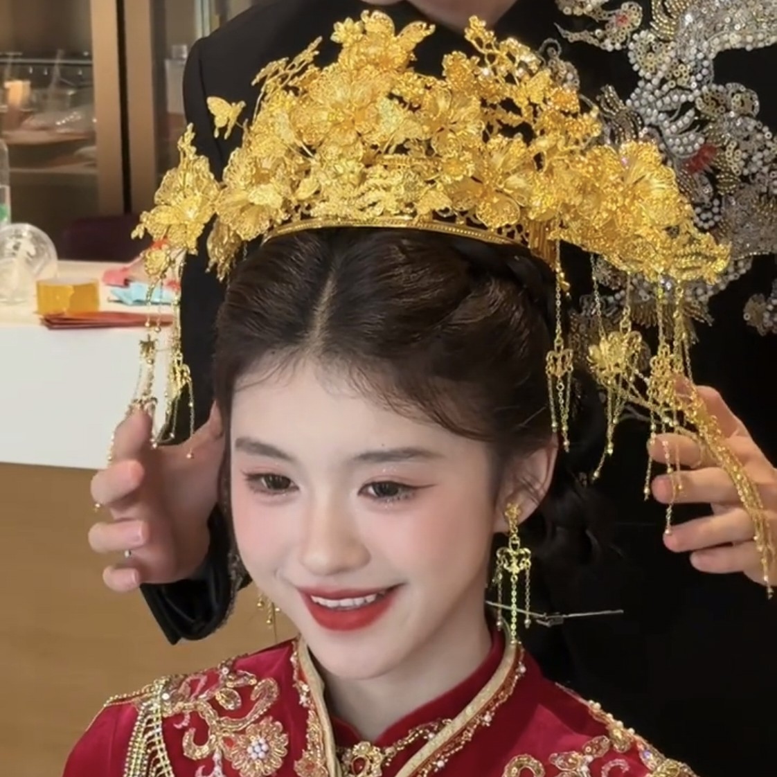 气质轻奢凤冠超美绝绝子黄金色灵气中式皇冠婚礼跟妆出阁头饰新娘