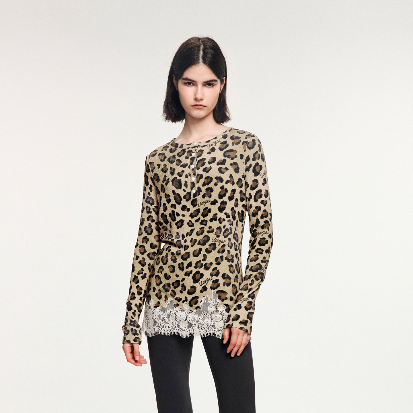 UOOYAA/乌丫2025冬季新款「魔法花园」豹纹蕾丝亨利领长袖T恤 5161