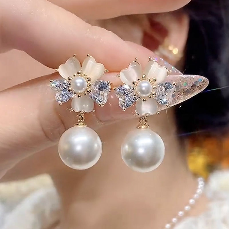 铜合金耳饰 法式高端风微镶花瓣珠珠耳坠轻奢高级感通勤耳环时尚