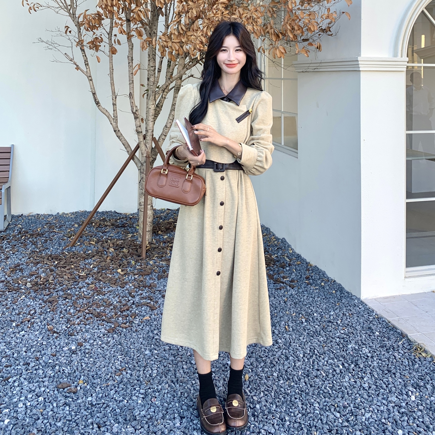 法式减龄撞色拼接卡其色连衣裙女2025秋季新款收腰显瘦气质长裙子