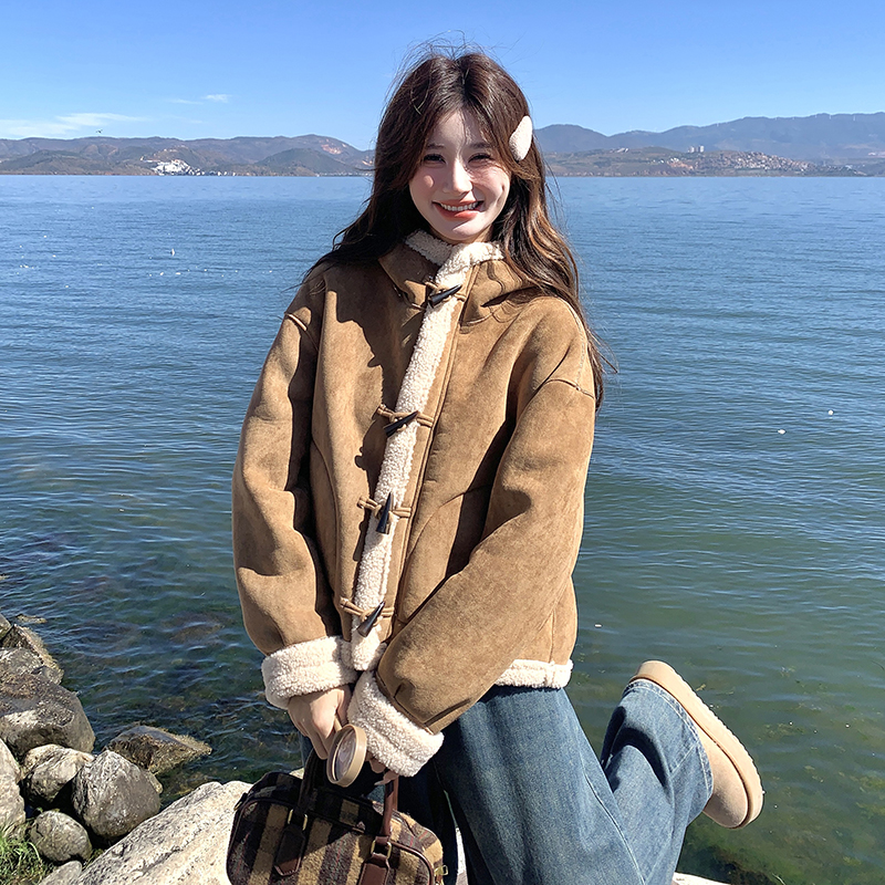小个子短款牛角扣皮毛一体羊羔毛外套女冬季新款棕色加绒加厚棉服