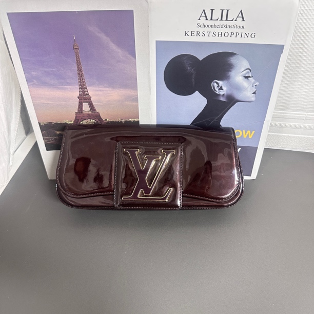 95新 LouisVuitton/路易威登 95新车厘子漆皮金扣晚宴手拿包