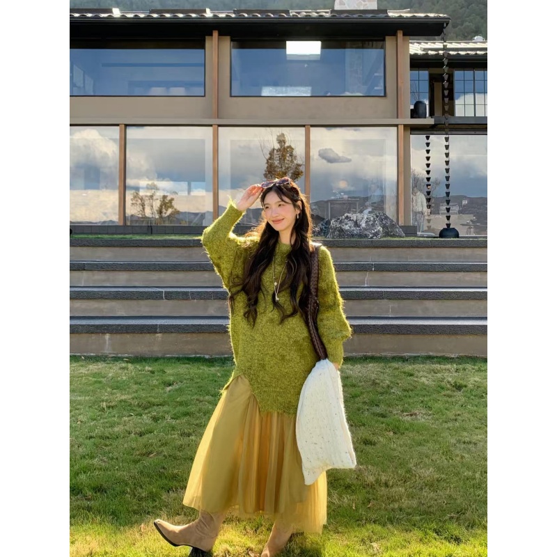 绿色高级感针织连衣裙女冬2025新款法式宽松时尚网纱拼接毛衣长裙