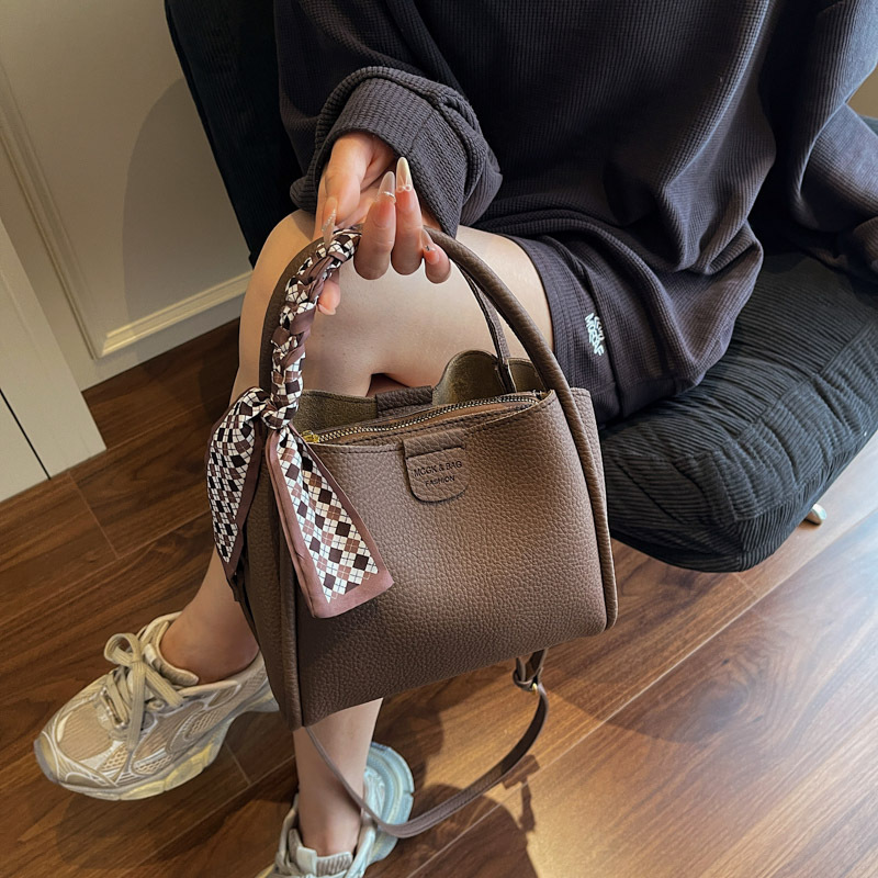 新款高级轻奢女包流行爆款包包女款百搭网红水桶包斜挎手提荔枝纹