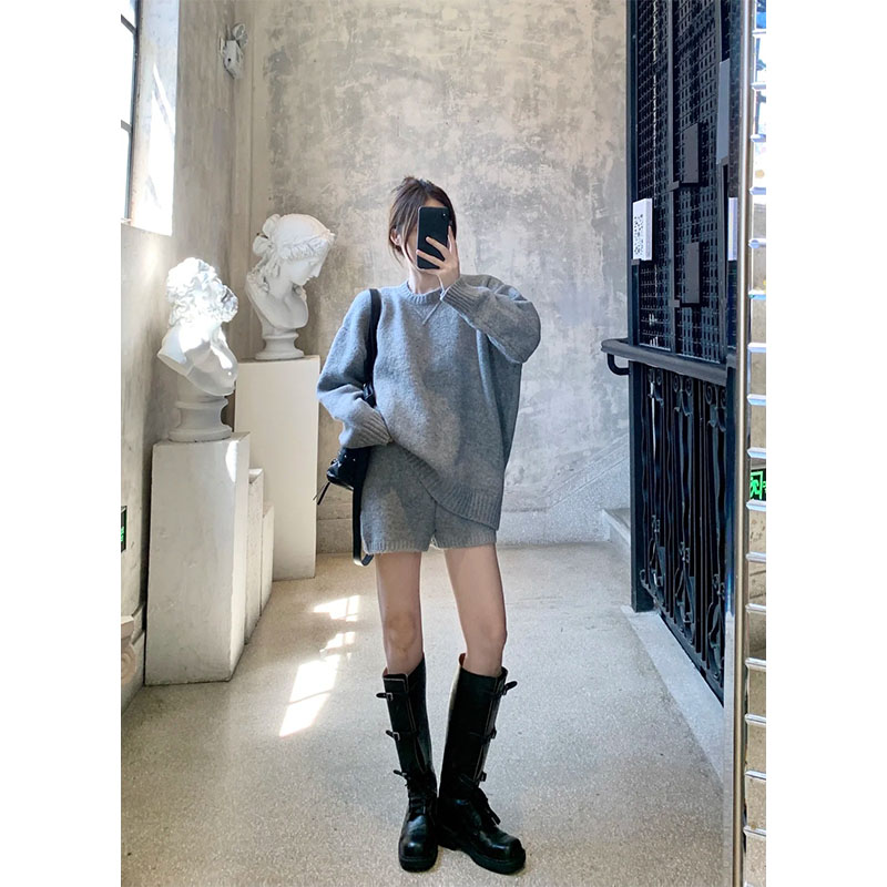 秋冬氛围感套装2025新款时尚洋气圆领长袖上衣高腰直筒修身短裤女