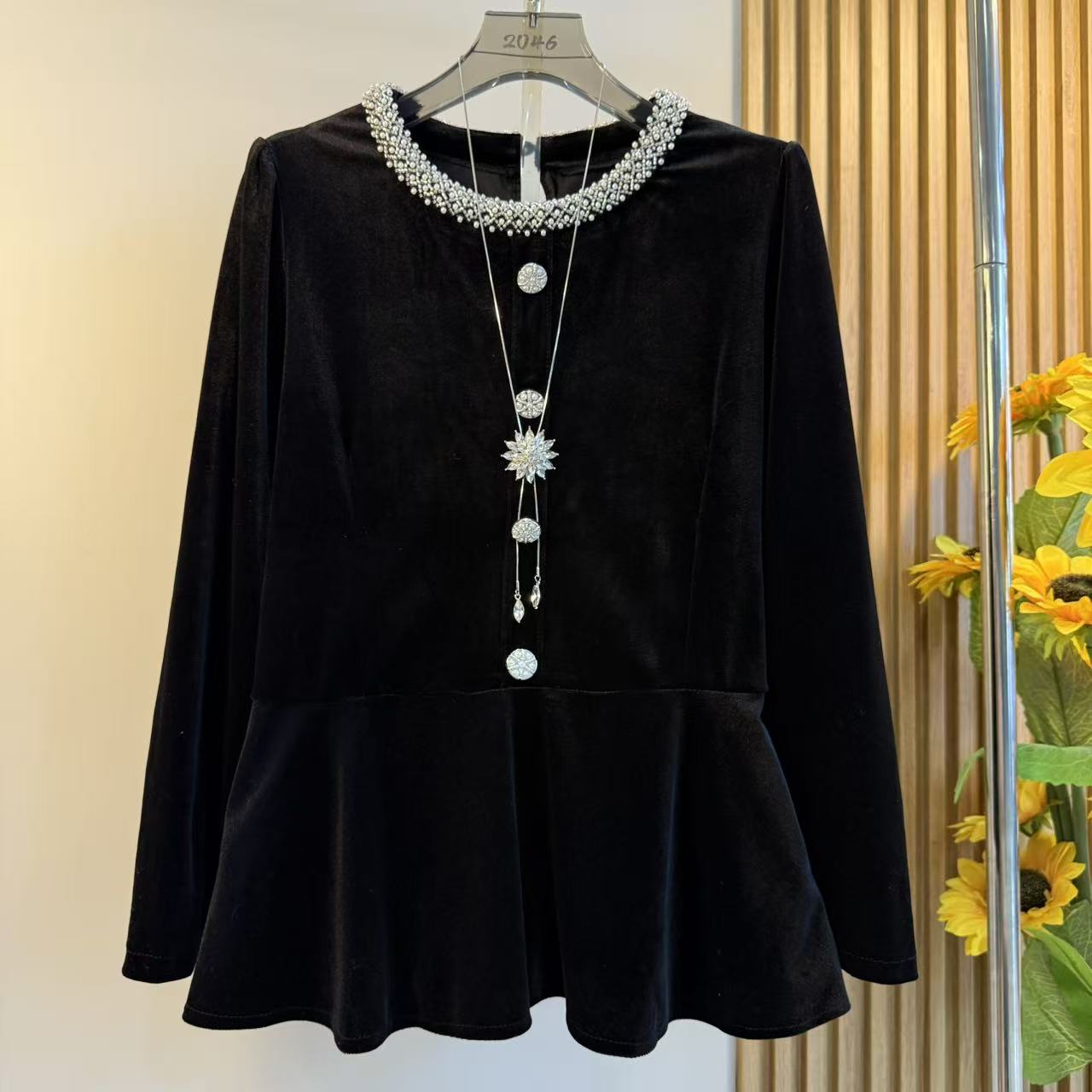 大码女装秋季新款时尚女人衫韩版洋气圆领长袖钉珠丝绒黑色上衣潮