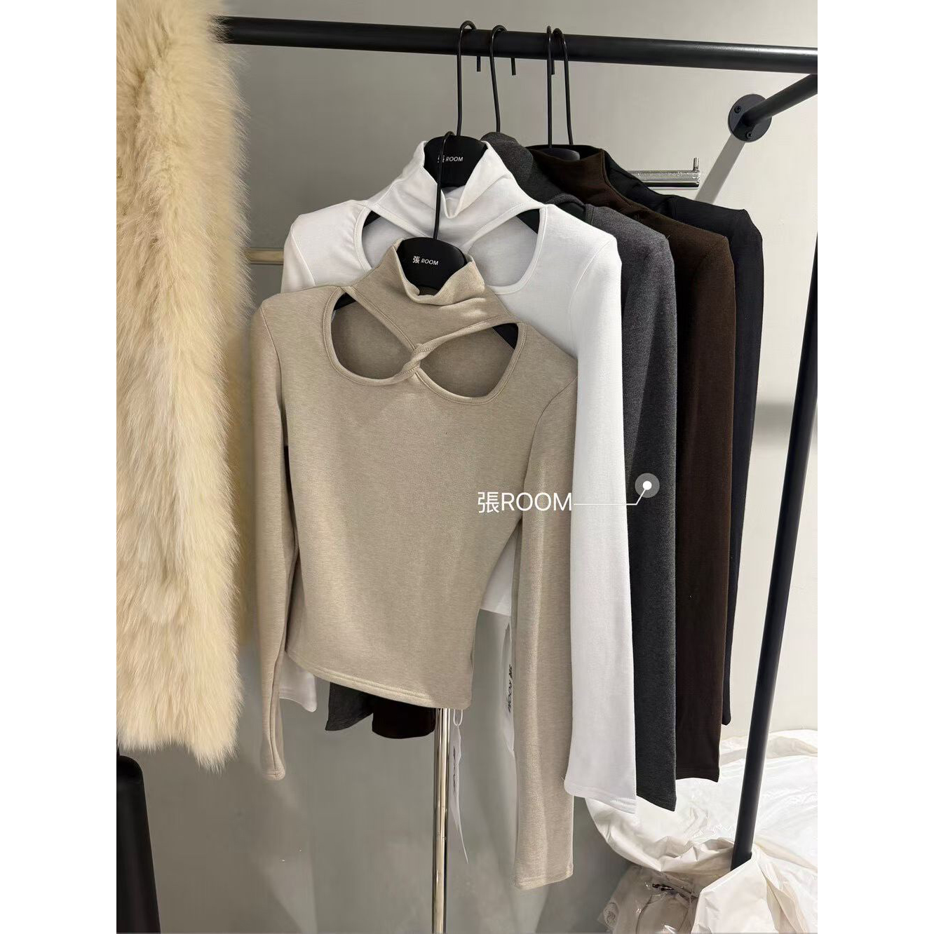 2025秋冬新款韩版修身半高领显瘦镂空设计感长袖T恤女磨毛绒上衣