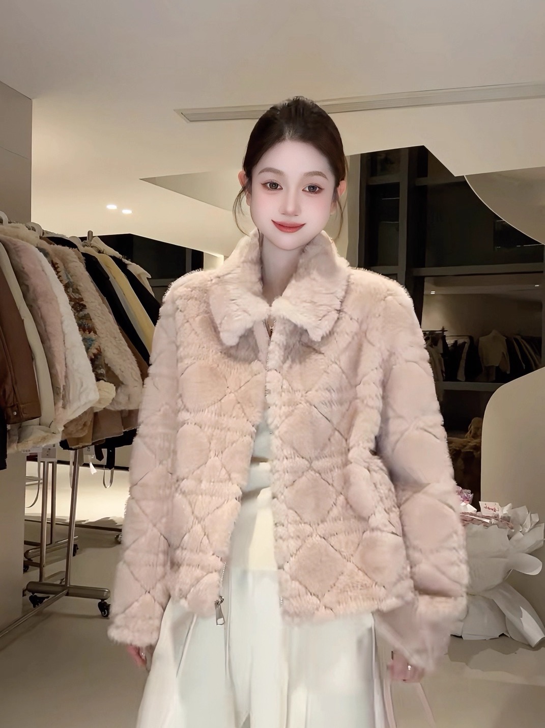 软糯甜美风粉色显瘦毛绒外套女冬季2025新款高级菱格宽松气质上衣
