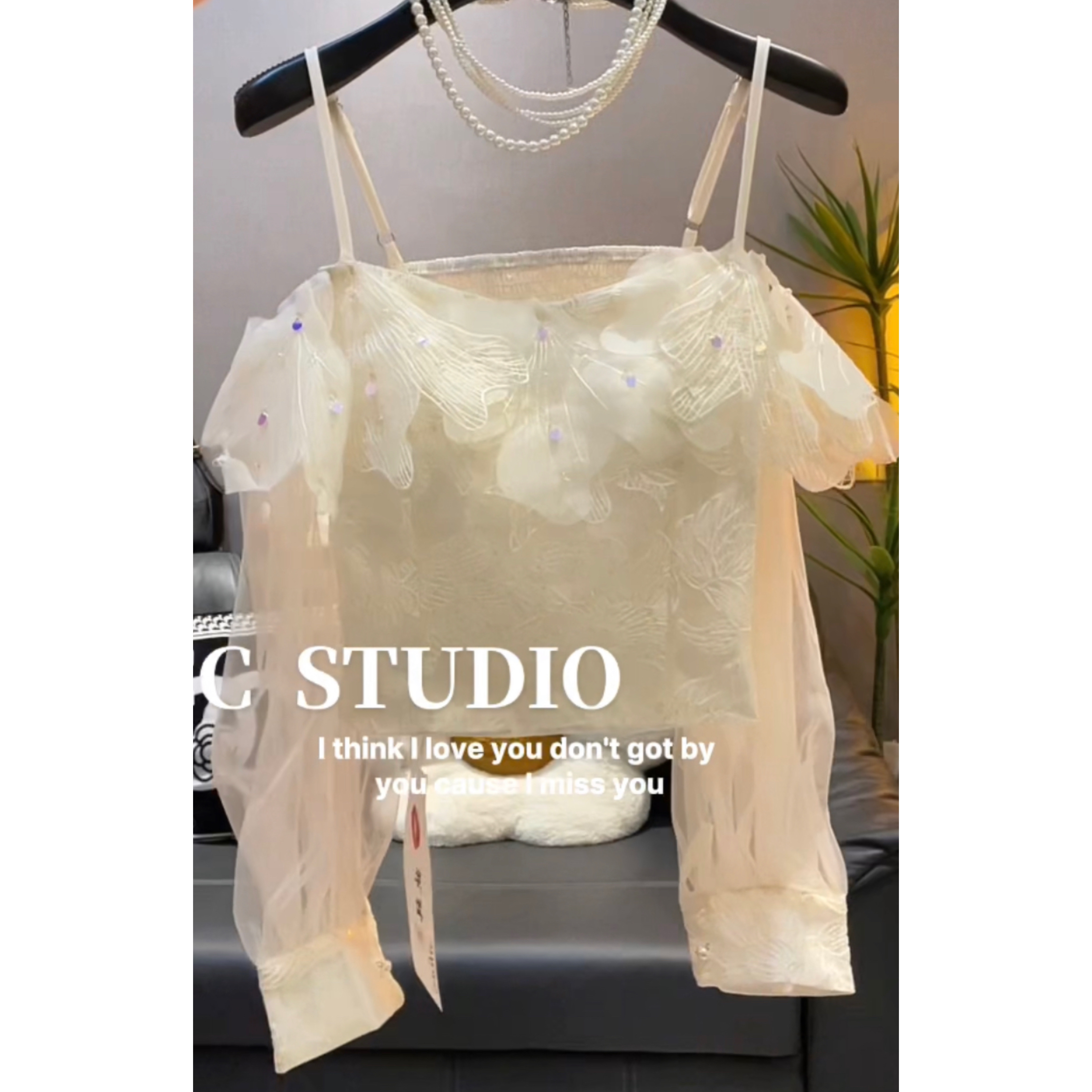 超好看仙气蕾丝拼接网纱小衫女甜美轻奢亮片修身显瘦一字肩短衬衫