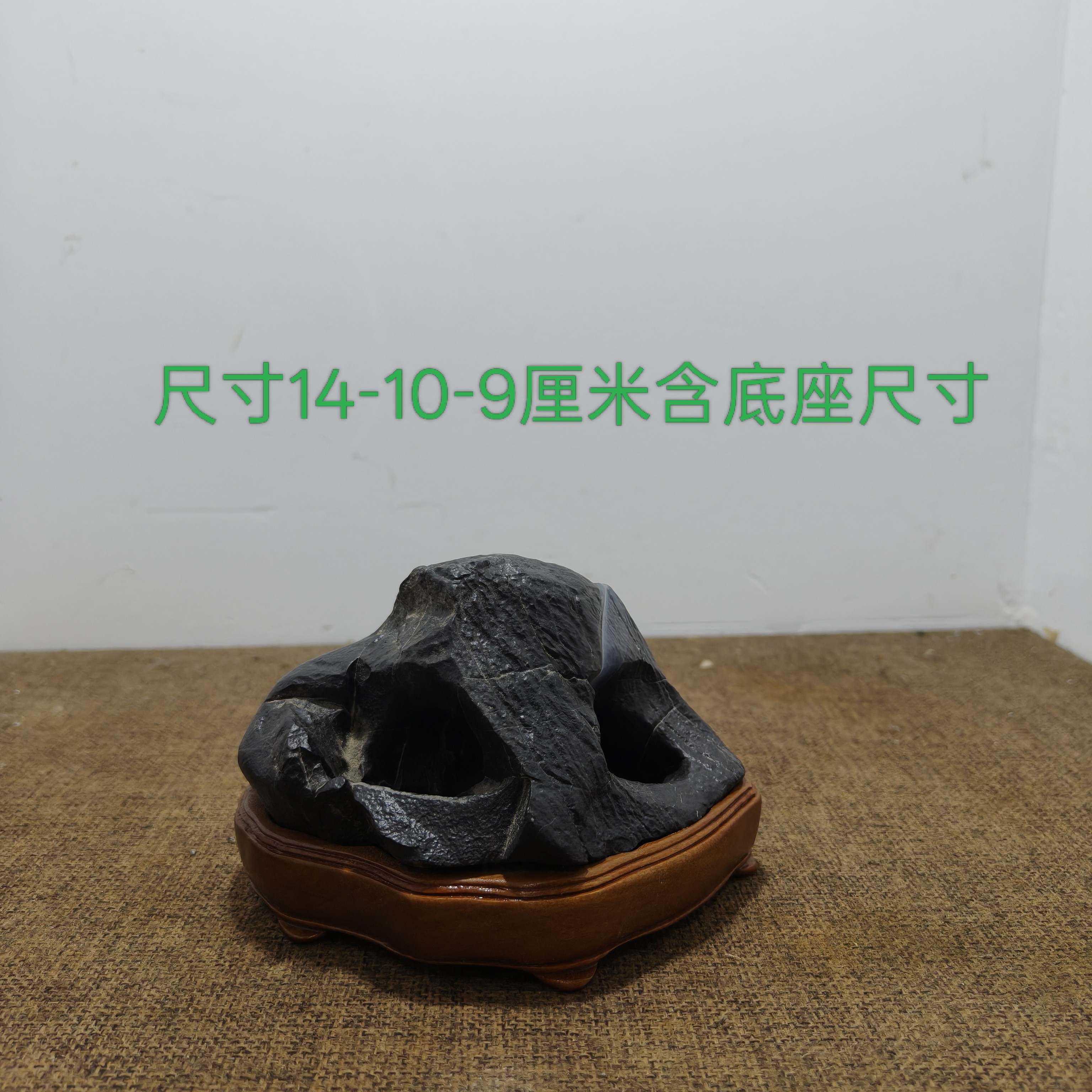 天然太湖石 洞石手把件 黑色发亮 纹理自然漂亮 表面光滑细腻点
