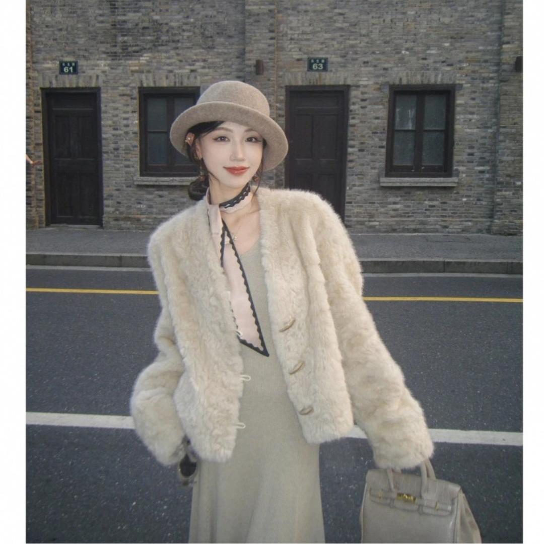 2025新款皮毛一体毛毛极简风短款小胡羊长袖牛角扣外套女V领时尚