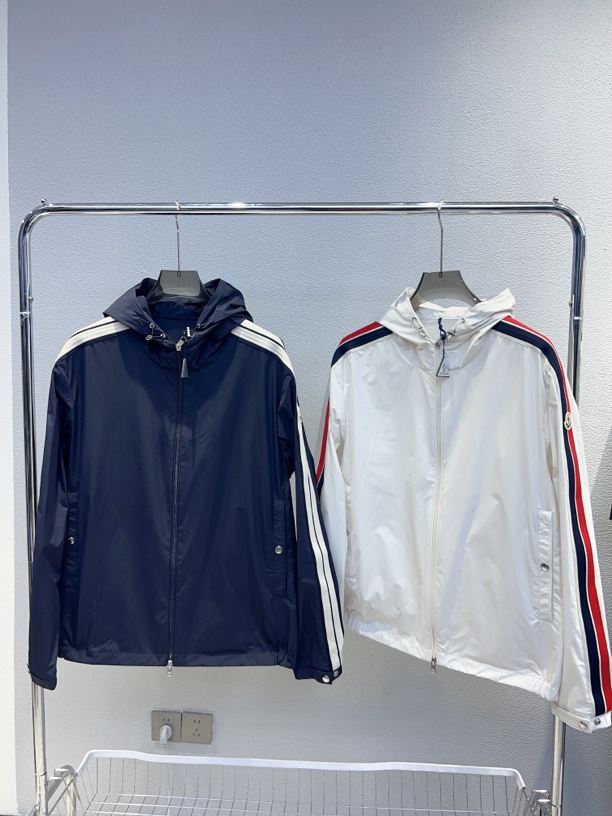 全新未使用Moncler盟可睐 1A00187 织带条纹男士宽松连帽风衣外套
