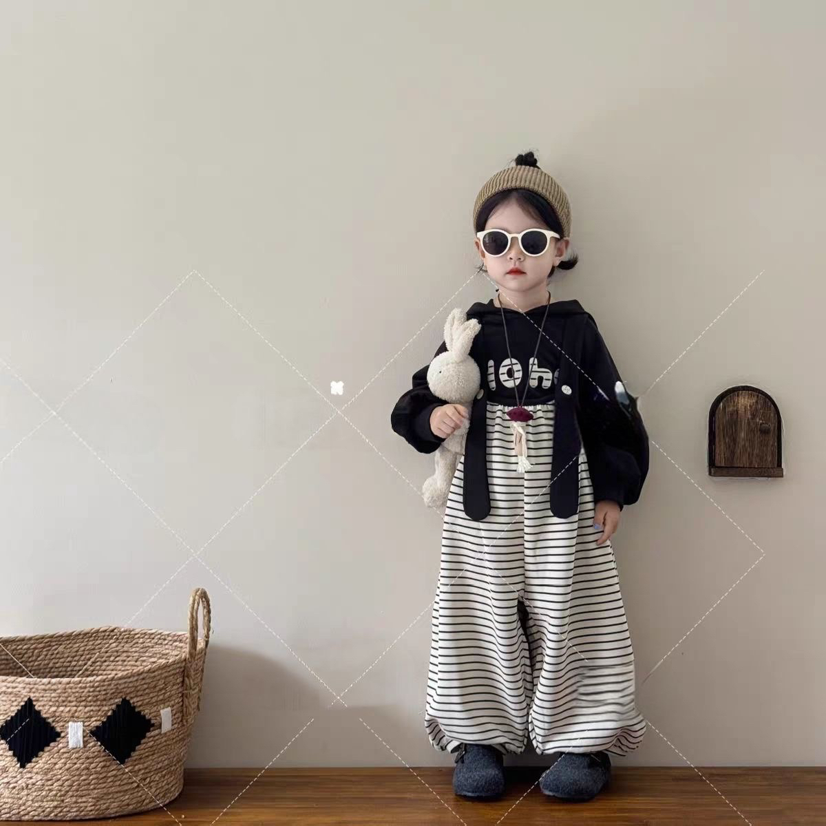 儿童2025套装秋新款男女童宽松百搭字母连帽卫衣可爱条纹背带裤潮