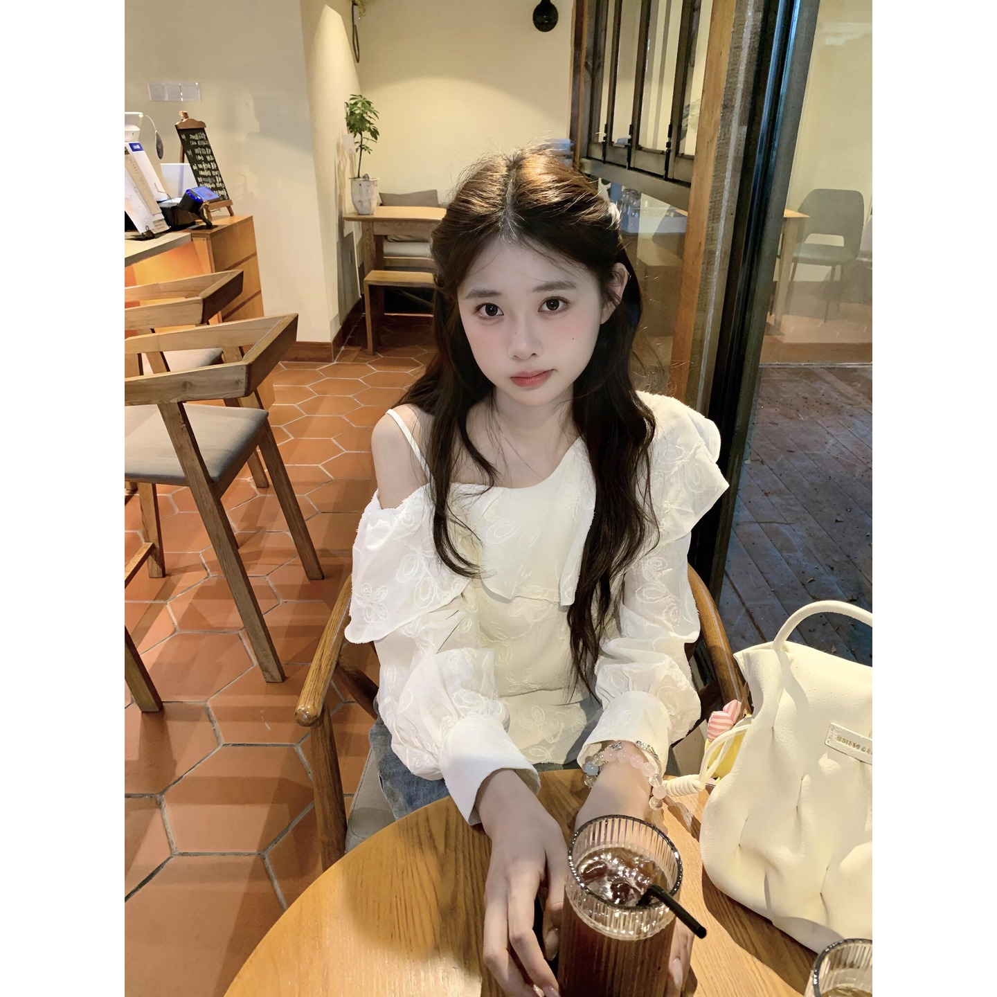 2025秋季新款韩系白色立体刺绣露肩雪纺荷叶边斜肩衬衫上衣女chic