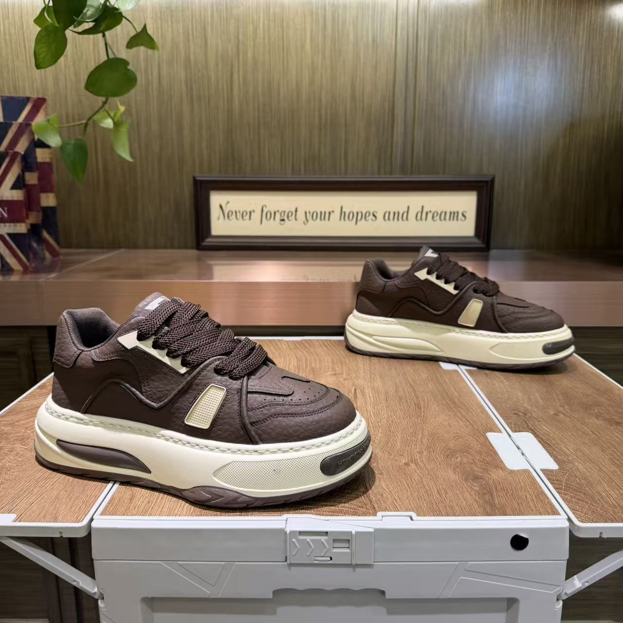 2025秋冬季新款皮革拼接休闲板鞋单鞋厚底保暖系带秋冬男士百搭