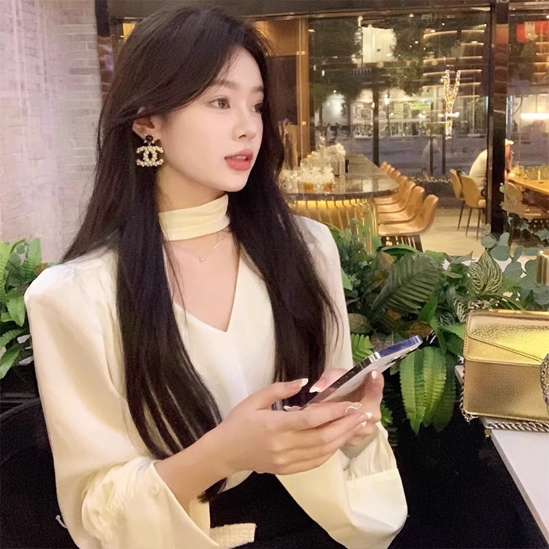 新款杏白色醋酸缎面衬衫女春秋设计感小个子v领衬衣法式挂脖上衣