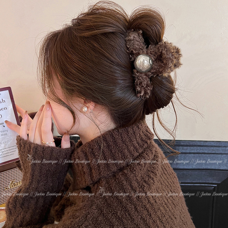 毛绒珍珠抓夹春天鲨鱼夹高级感2025新款发夹女后脑勺夹子发饰头饰