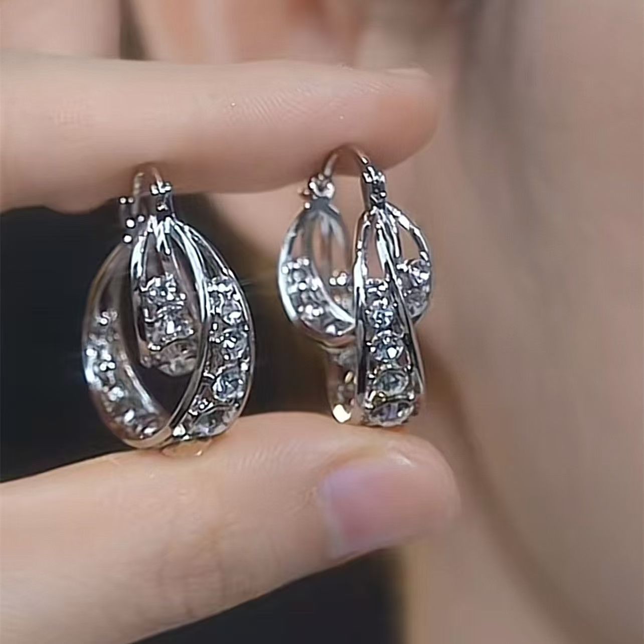 铜合金锆石耳饰 镶钻环环相扣耳圈女士高级感耳钉合成锆石耳饰品