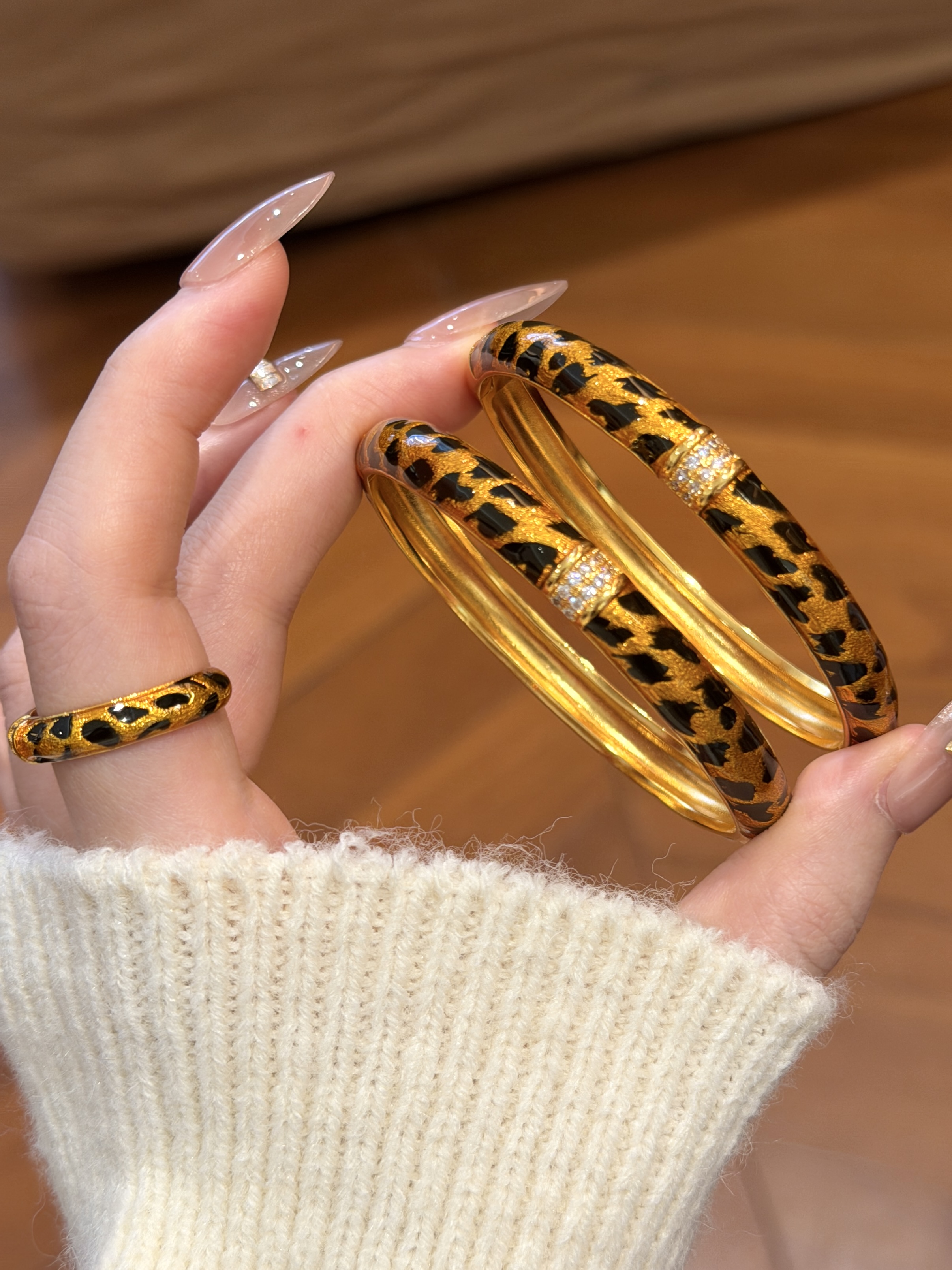 铜合金合成锆石手镯 新中式国风高级感泥鳅背珐琅彩点钻豹纹手镯